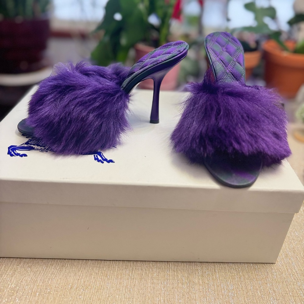 NWT Burberry shearling heeled mules purple